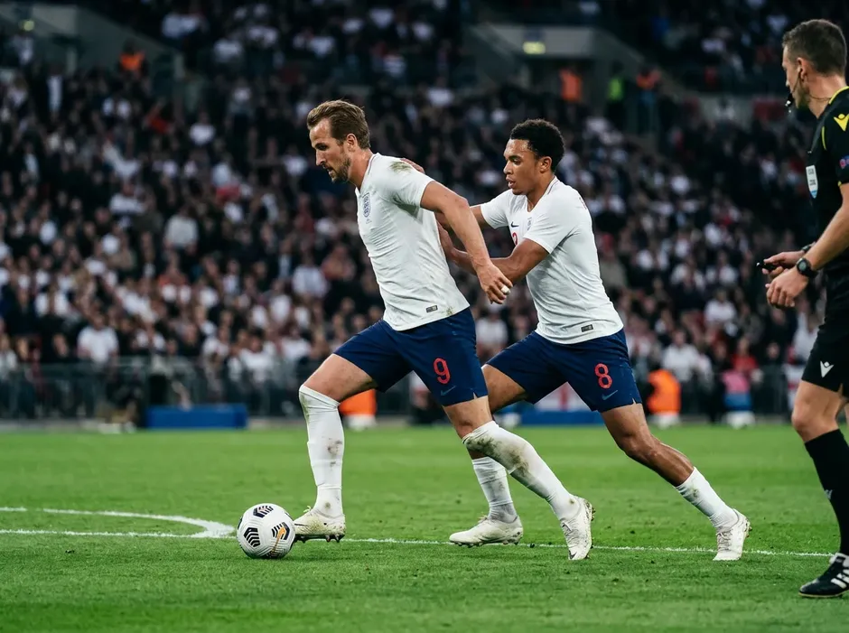 Harry Kane und Jude Bellingham im Trikot der englischen Three Lions vor einem Länderspiel