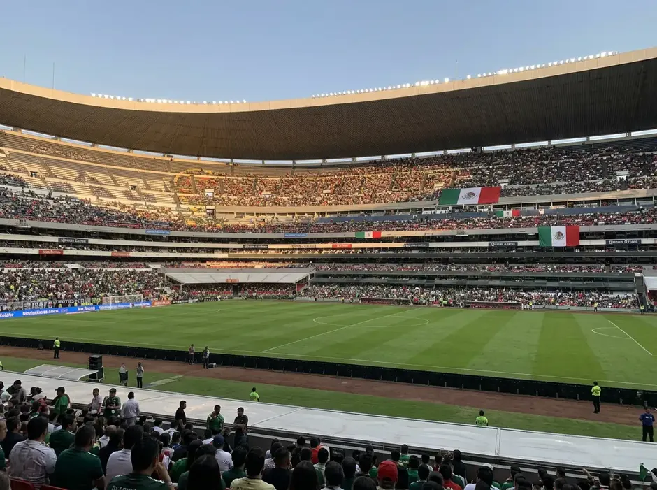 Innenansicht des Estadio Azteca in Mexiko-Stadt mit voll besetzten Rängen vor einem Länderspiel