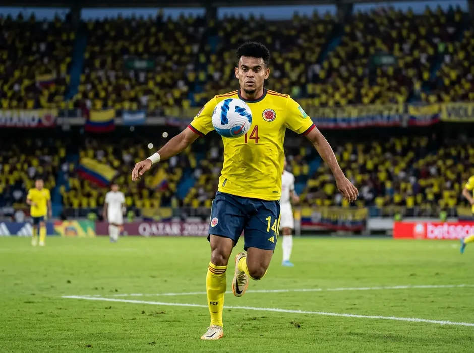 Luis Díaz im gelben Kolumbien-Trikot beim Ballbesitz in einem Länderspiel vor der WM 2026