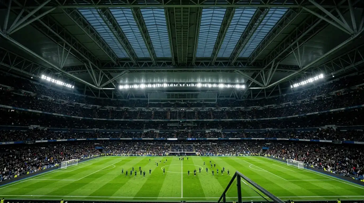 Modernes Fussballstadion mit geschlossenem Dach und Flutlicht von innen