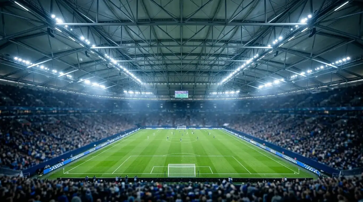 Innenansicht eines modernen Fussballstadions mit geschlossenem Dach bei Flutlicht